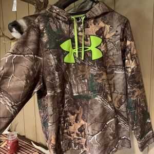 Under armour sweatshirt. Size medium. Realtree. Very warm.